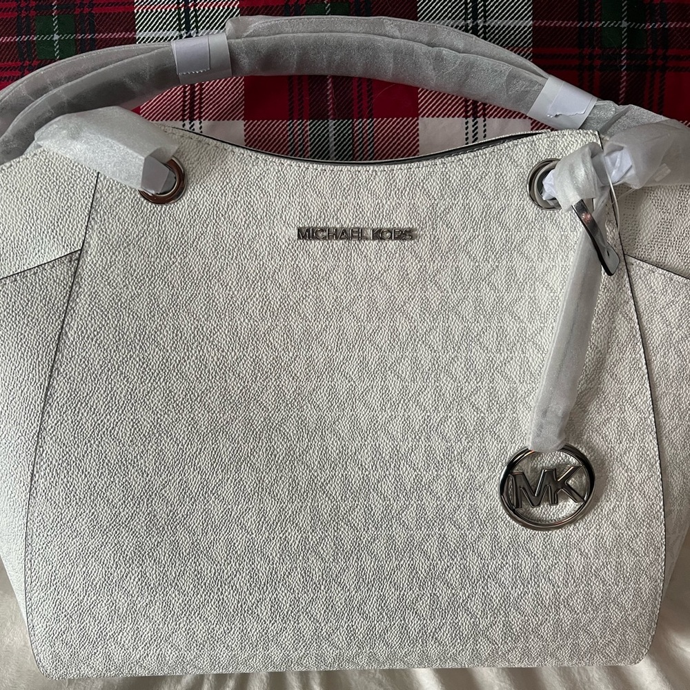 Michael Kors Textured White Shoulder Bag with wallet